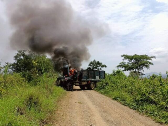 တနိုင်း-လီဒိုလမ်းမပေါ်ရှိ ဆီတင်ကားတစ်စီးကို စစ်ကောင်စီလက်အောက်ခံ ပြည်သူ့စစ်အဖွဲ့က မီးရှို့ဖျက်ဆီး